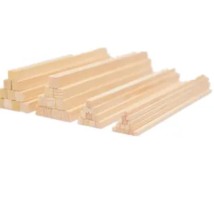 Détail macro de baguettes de pin carrées naturelles de tailles diverses pour modèles DIY