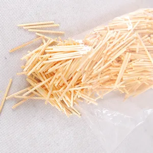 Gedetailleerde close-up van kleine houten knutselstokjes uit een plastic zak