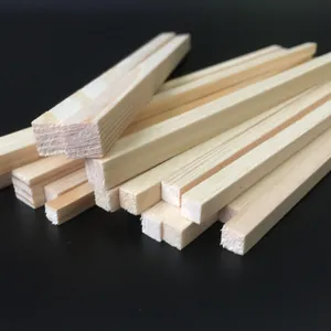 Détail de bâtonnets en bois de pin pour le modélisme sur fond noir contrasté.