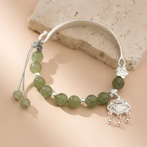 Dettaglio del braccialetto in argento S999 con lucchetto di sicurezza e perle di giada Hetian