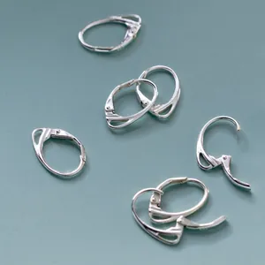 Gros plan d'attaches boucles d'oreilles dormeuses en argent 925 pour bijoux faits main