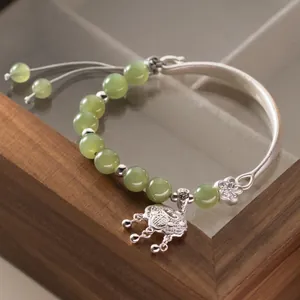 Vista dettagliata di perle di giada Hetian e bracciale lucchetto di sicurezza argento 999.