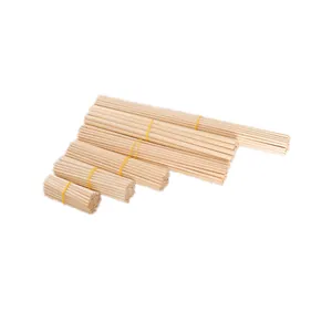 Vue détaillée de lots de tiges rondes en bois de bouleau de différentes tailles pour modélisme
