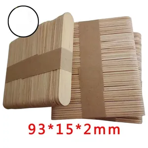 Detailansicht von naturbelassenen Holz-Eisstielen (93x15x2mm) für kreative Bastelprojekte
