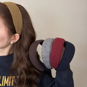 Une collection de bandeaux larges en tricot texturé dans des couleurs d'hiver chic