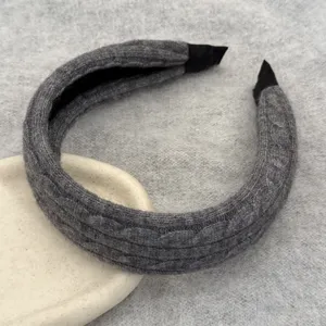 Bandeau large en maille torsadée grise élégante pour un style de cheveux haut d'automne