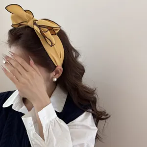 Cerchietto largo retrò dolce con fiocco 3D giallo, indossato da una modella asiatica