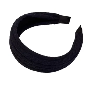 Élégant serre-tête large en tricot noir avec un design texturé et torsadé pour l'hiver.