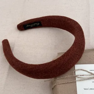 Détail montrant la texture tricotée épaisse de ce serre-tête rembourré marron de style coréen