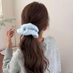 Weicher hellblauer Strick-Scrunchie-Haargummi am Model für den Herbst und Winter