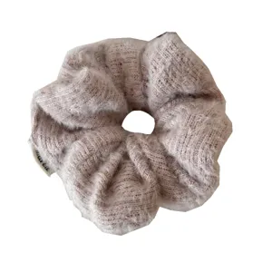Weicher, flauschig gestrickter übergroßer Scrunchie-Haargummi in Altrosa für Winterfrisuren