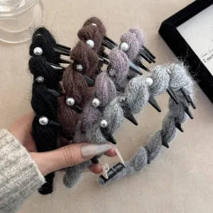 Détail rapproché de serre-tête en tricot ondulé avec perles élégantes et strass