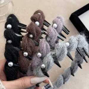 Vue détaillée de serre-têtes en tricot ondulé avec perles et strass brillants