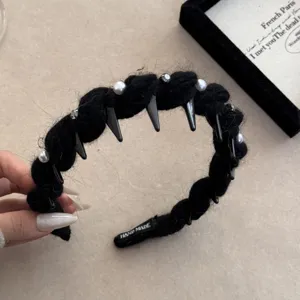 Vue détaillée d'un serre-tête tricoté noir avec perles et pointes punk