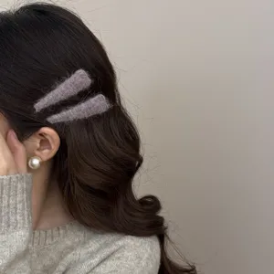 Fuzzy wool horn-shaped hair clips for side hair in mauve color for autumn and winter