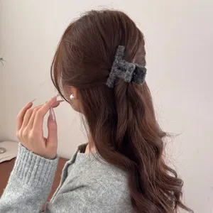Eleganter grauer quadratischer Plüsch-Haarclip für herbstliche und winterliche Frisuren