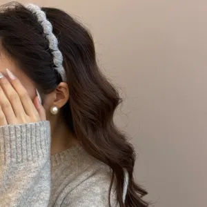 Elegante diadema de lana tejida gris con textura ondulada para moda de otoño/invierno