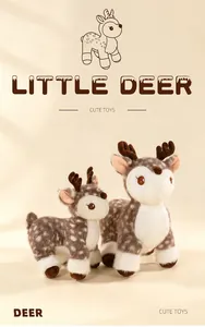 Primo piano di due peluche di cervo sika realistici di diverse dimensioni con pelliccia soffice