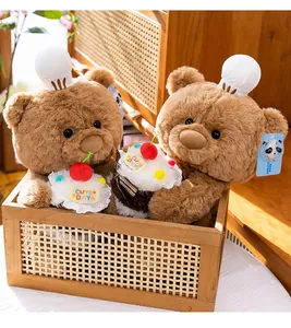 Coppia di orsetti di peluche marroni con cappelli da chef in un cesto di legno per regali.