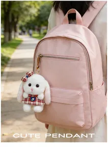 Simpatico portachiavi a forma di coniglio di peluche appeso a uno zaino rosa