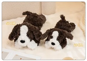Primo piano di due taglie di morbidi cuccioli di peluche su un accogliente tappeto bianco