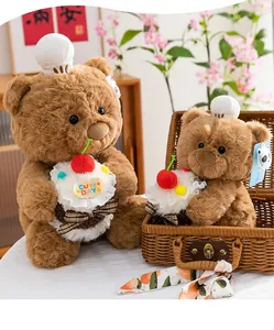 Primo piano di graziosi orsetti di peluche marroni con cupcake in un accogliente interno