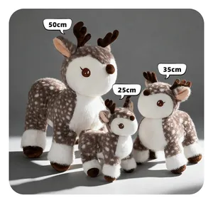 Set di tre peluche realistici di cervo sika nelle taglie 25, 35 e 50 cm per bambini.
