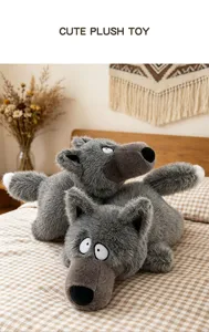 Dettaglio peluche lupo grigio carino, cuscino imbottito morbido e soffice per decorazione camera.
