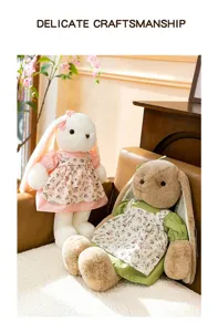 Detailopname van schattige konijnen knuffels met bloemenjurken op een zachte bank.