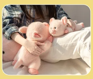 Primo piano di un morbido peluche di maialino rosa, ideale da abbracciare per il comfort.