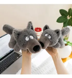 Simpatica bambola di peluche di lupo con design sdraiato divertente, giocattolo morbido.