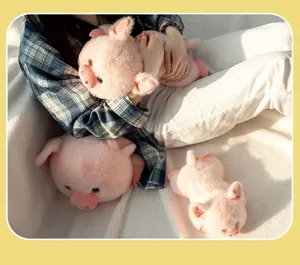 Dettaglio della consistenza morbida dei cuscini di peluche a forma di maialino