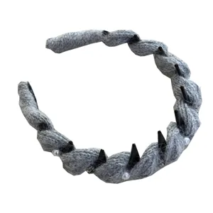 Serre-tête ondulé en tricot gris avec perles et dents antidérapantes pour un style haut.