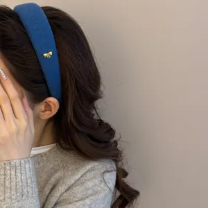 Elegante diadema de lana azul para mujer con detalle de lazo dorado, estilo coreano