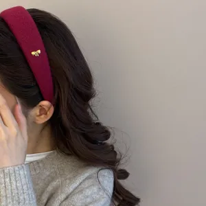 Diadema de lana acolchada color burdeos con lazo dorado para moda de invierno mujer