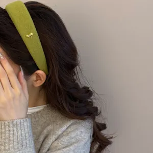 Elegante diadema de lana verde de estilo coreano con un detalle de lazo dorado para mujer