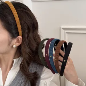 Primo piano di cerchietti in maglia colorata con cuore in varie tonalità autunno-inverno