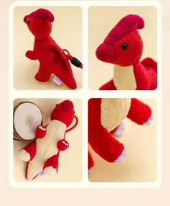 Vistas macro y detalladas de un llavero de dinosaurio Parasaurolophus de peluche rojo suave