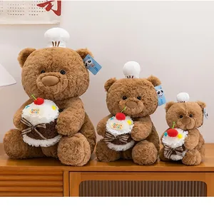Set di tre teneri orsetti di peluche marroni di diverse dimensioni che tengono torte