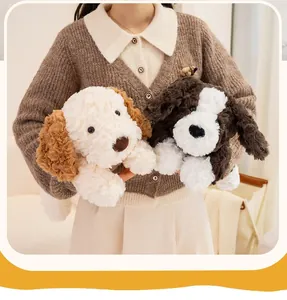 Vista ravvicinata di due morbidi peluche a forma di cucciolo nei colori crema e marrone