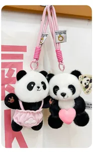 Χαριτωμένα ζευγάρι panda βελούδινων παιχνιδιών μπρελόκ με ροζ κορδόνια και καρδιά λεπτομέρεια.