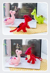 Primer plano de lindos y coloridos dijes de llavero de dinosaurio de peluche suaves