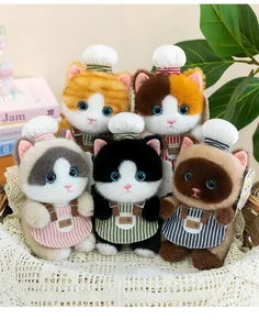 Dettaglio di cinque simpatici portachiavi a gatto in peluche con cappelli da chef