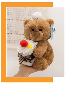 Primo piano dettagliato di un morbido orsetto di peluche marrone con un cupcake giocattolo