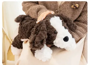 Morbido cucciolo di peluche marrone e bianco che mostra la consistenza