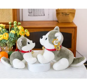 Imagen detallada de lindos peluches de husky con collares rojos en un entorno hogareño acogedor
