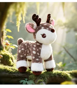 Adorabile peluche di cervo sika in piedi su un ramo muschioso in un bosco solare