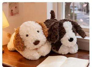 Due teneri peluche di cuccioli morbidi su una scrivania vicino alla finestra