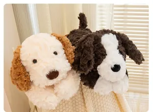 Primo piano di due morbidi peluche di cucciolo con texture soffice e volti carini