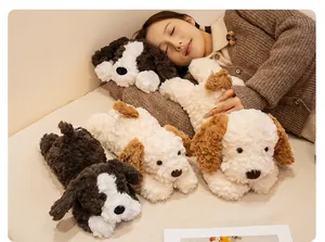 Scena accogliente con morbidi peluche di cucciolo che dormono con una ragazza.